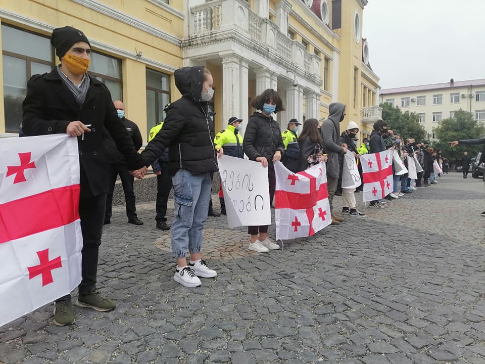 აჭარის უმაღლესი საბჭოს შენობასთან ოპოზიციური პარტიების ახალგაზრდული ორგანიზაციების წარმომადგენლებმა აქცია გამართეს