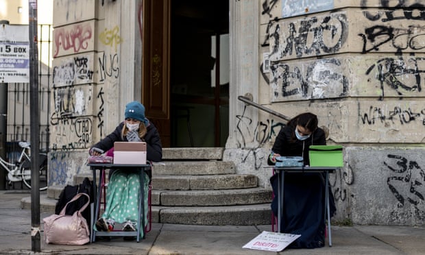 იტალიაში მოსწავლეები კორონავირუსის გამო სკოლების დახურვას აპროტესტებენ