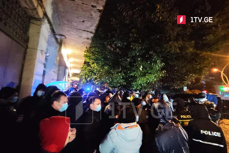 ბათუმის საოლქო კომისიის შენობასთან აქციაზე რამდენიმე პირი დააკავეს [ვიდეო]
