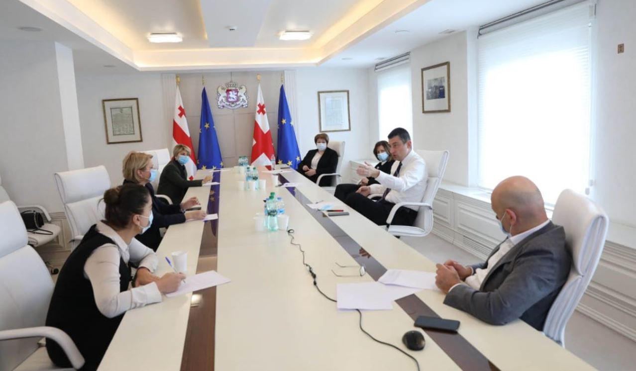 მოქალაქეების სოციალური დახმარებისა და კერძო სექტორის მხარდასაჭერ დამატებით ღონისძიებებზე პრემიერ-მინისტრმა ეკონომიკურ გუნდთან მორიგი სამუშაო შეხვედრა გამართა