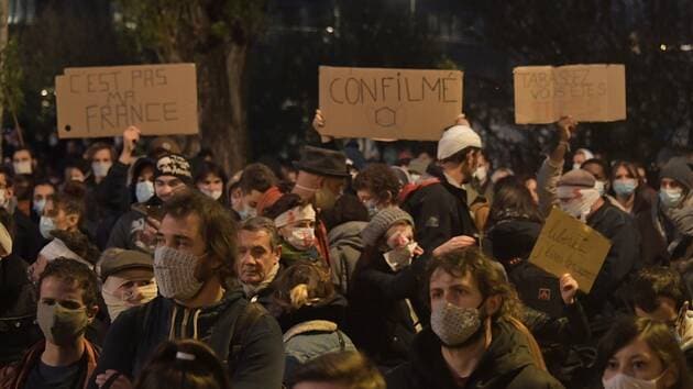 ნანტში აქციის მონაწილეებმა ინტერნეტსა და მედიაში პოლიციელის მაიდენტიფიცირებელი გამოსახულების გამოქვეყნების აკრძალვა გააპროტესტეს