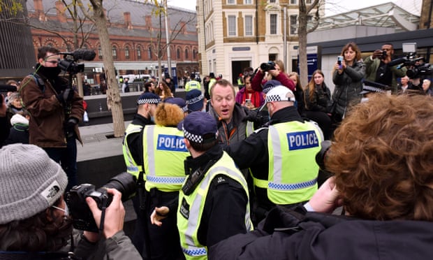 ლონდონში „კოვიდ-19“-თან დაკავშირებული რეგულაციების წინააღმდეგ გამართულ აქციაზე დემონსტრანტებსა და პოლიციას შორის დაპირისპირება მოხდა