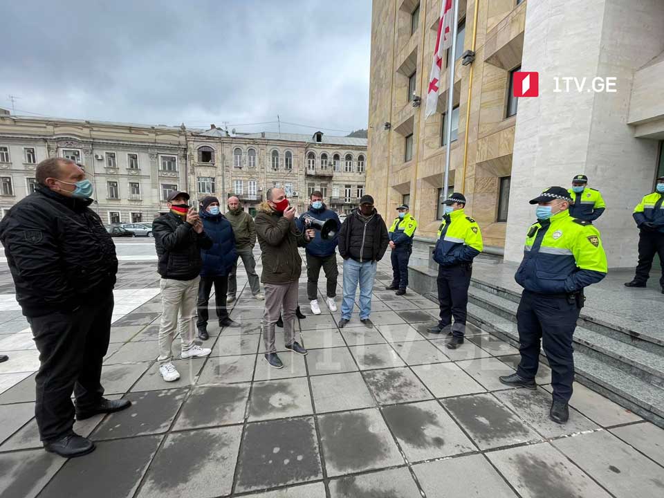 მეორე დღეა, მოქალაქეთა ჯგუფი საპროტესტო აქციას მართავს