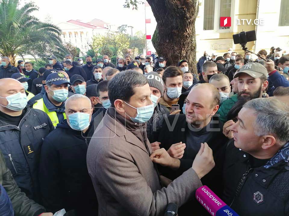 აჭარის მთავრობის სახლთან ოპოზიციის აქციაზე რამდენიმე პირი დააკავეს