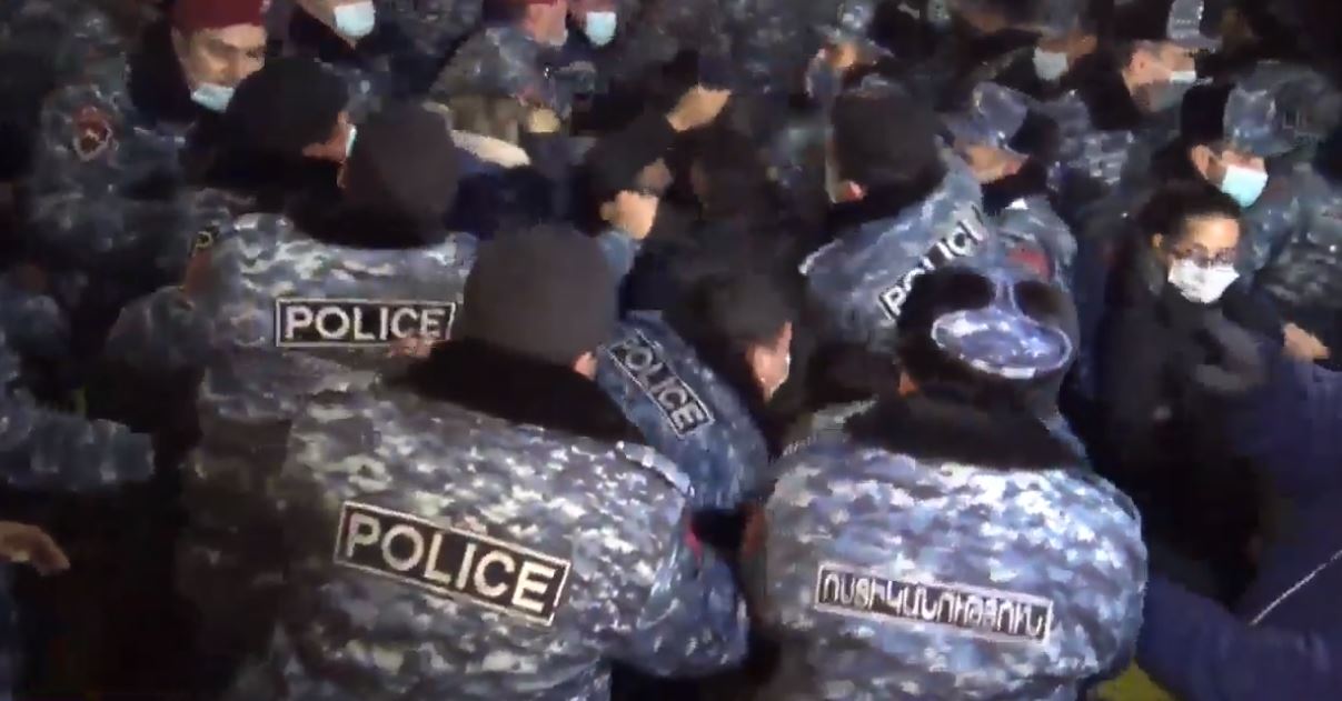 ერევანში ნიკოლ ფაშინიანის გადადგომის მოთხოვნით საპროტესტო აქცია მიმდინარეობს