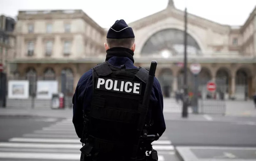 საფრანგეთში ახალგაზრდა მამაკაცი პოლიციელებს თავს დაესხა