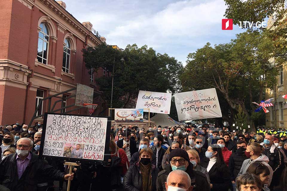 ბათუმში ოპოზიციამ აჭარის მთავრობის შენობის წინ მორიგი აქცია გამართა