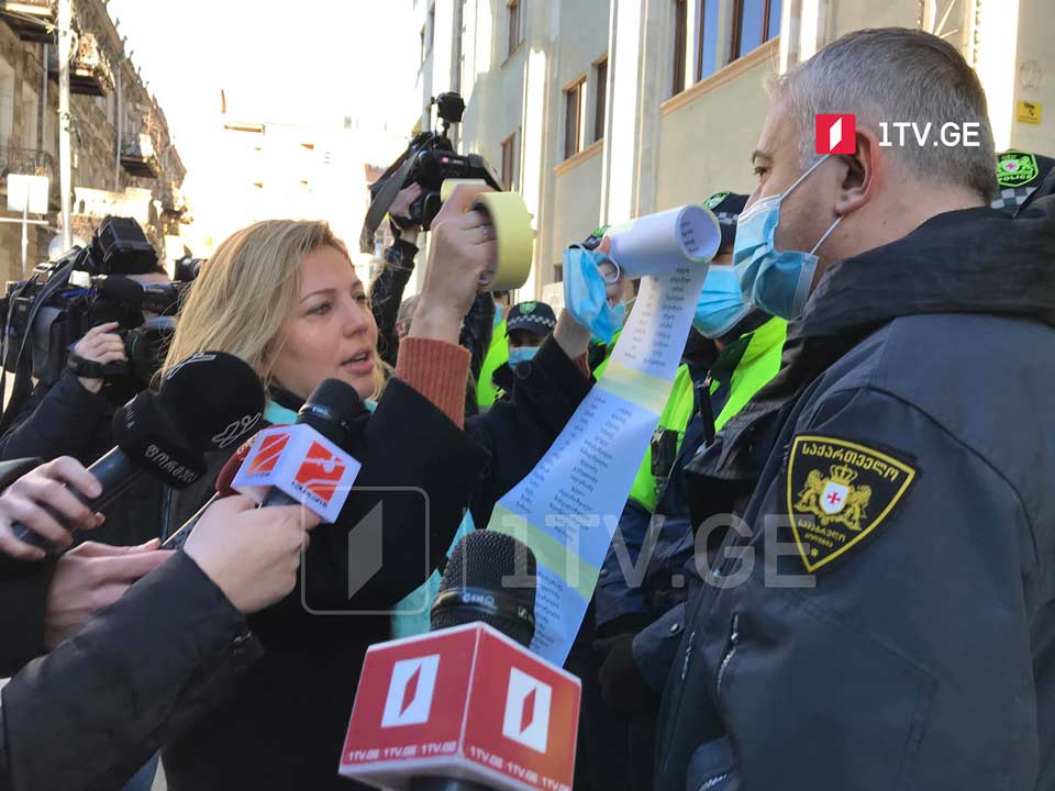 ანა დოლიძემ სტატუსშეჩერებული სტუდენტების საკითხთან დაკავშირებით პარლამენტთან აქცია-პერფორმანსი გამართა