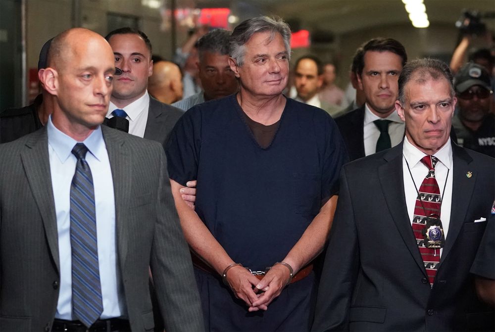 Donald Tramp onun seçki kampaniyasının keçmiş rəhbərini və keçmiş məsləhətçisini əfv etdi