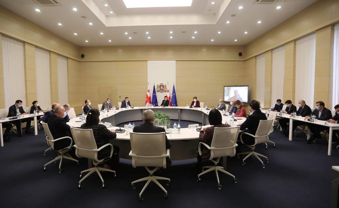 უწყებათაშორისმა საკოორდინაციო საბჭომ შეზღუდვების შემსუბუქების ფონზე დადგენილი რეგულაციების აღსრულების მკაცრი კონტროლი და ვაქცინაციის ეტაპისთვის მზადების პროცესი განიხილა