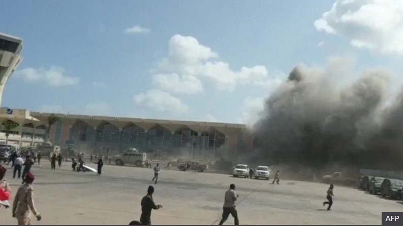იემენში, საპორტო ქალაქ ადენის აეროპორტში აფეთქების შედეგად სულ მცირე ათი ადამიანი დაიღუპა