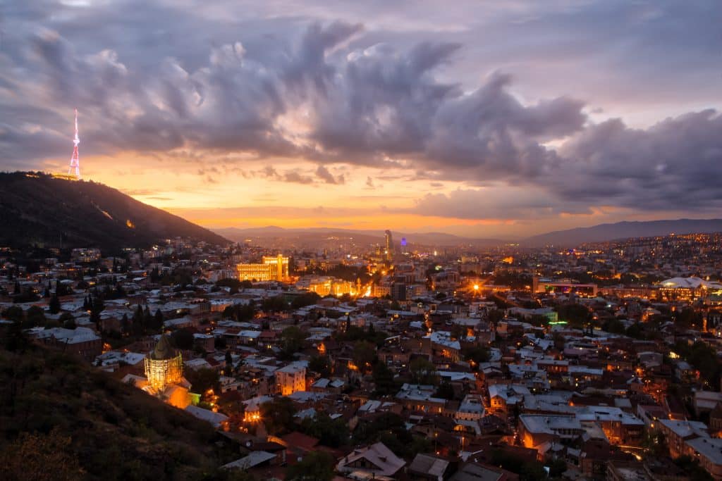 Big 7 Travel-ის მიხედვით, საქართველო მეორე ადგილზეა ქვეყნებს შორის, სადაც უცხო ქვეყნის მოქალაქეებს დისტანციურად მუშაობა შეუძლიათ
