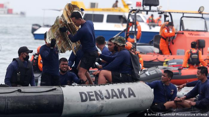 მაშველებმა ინდონეზიაში, იავის ზღვაში ჩავარდნილი სამგზავრო თვითმფრინავიდან შავი ყუთი ამოიღეს