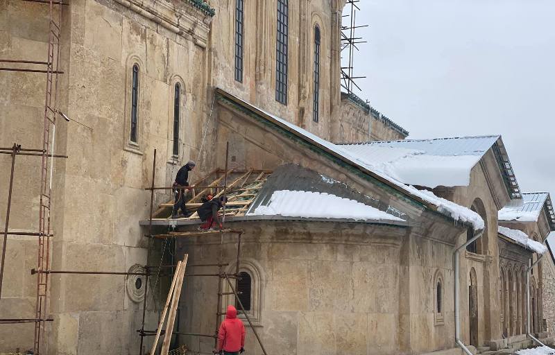 გელათის ღვთისმშობლის სახელობის ტაძრის დასავლეთ ნაწილზე დაზიანებული დროებითი გადახურვის აღდგენა დღეს იგეგმება