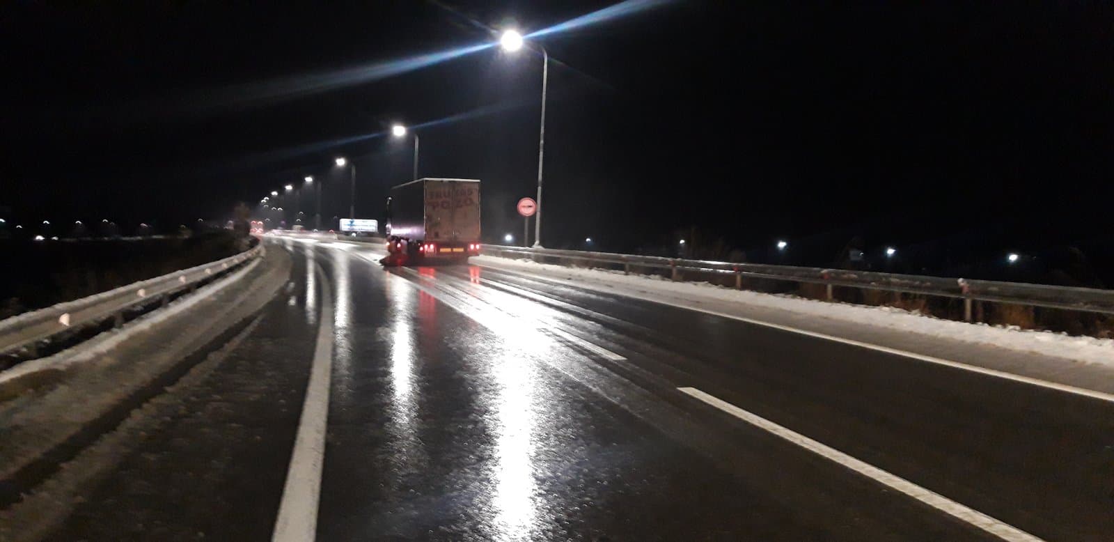 ქობულეთის შემოვლით გზაზე ორი ტრაილერის მოცურებამ მოძრაობა შეაფერხა - ამ დროისთვის გზა გაწმენდილია