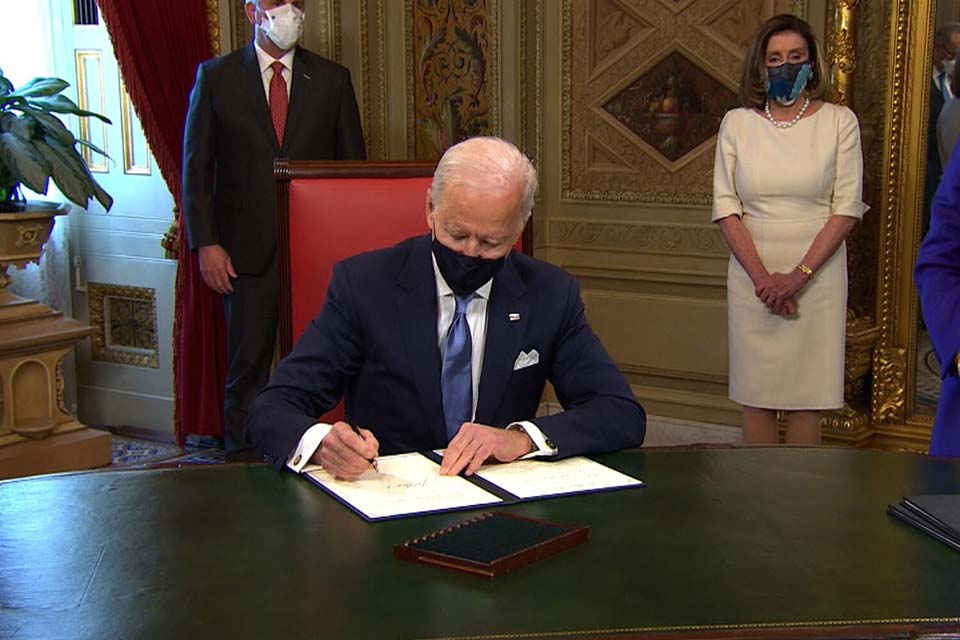 Co Bayden prezident vəzifəsində ilk sərəncama imza atdı