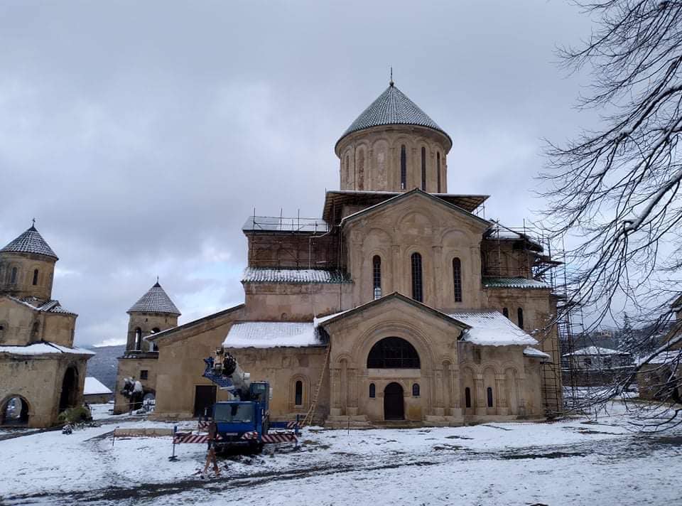 გელათის ღვთისმშობლის სახელობის ტაძრის დასავლეთ მკლავზე დაზიანებული დროებითი გადახურვის ფრაგმენტის აღდგენა დასრულდა