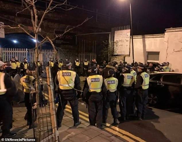 „სკოტლანდ იარდის“ ინფორმაციით, ლონდონში უკანონო წვეულებაზე კოვიდრეგულაციების დარღვევისთვის პოლიციამ 300 ადამიანი დააკავა