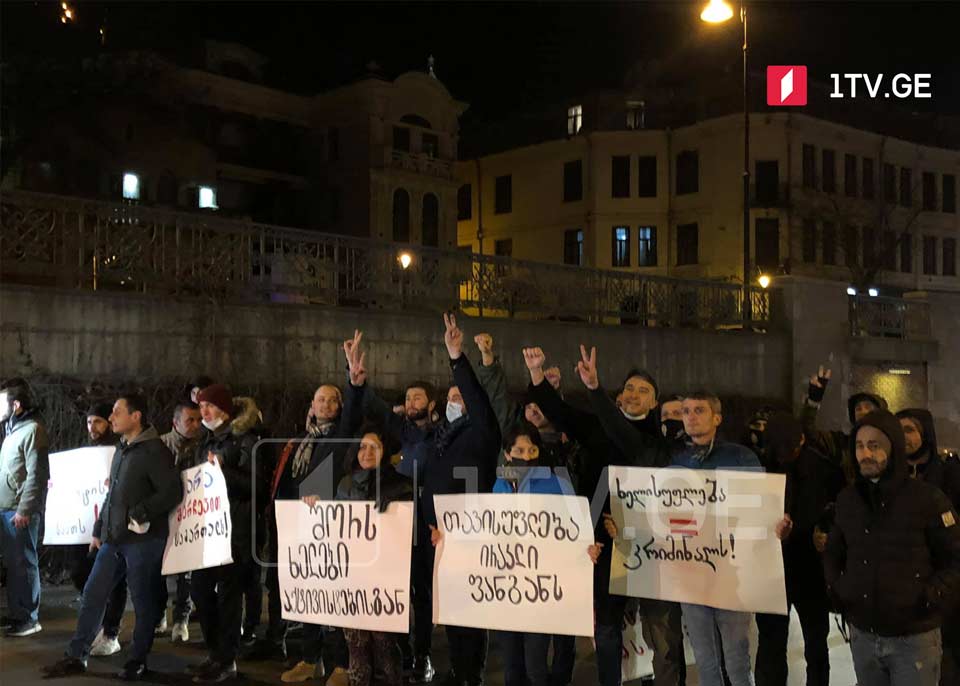 ოპოზიციის აქტივისტები შინაგან საქმეთა სამინისტროს მიმართულებით მსვლელობას მართავენ