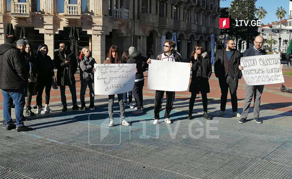 შეზღუდვების სრულად მოხსნის მოთხოვნით, ბათუმში ახალგაზრდების ჯგუფმა აქცია გამართა