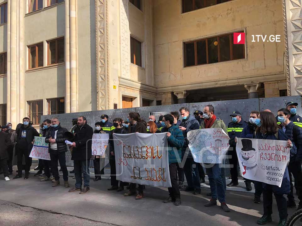 პარლამენტთან რიონის ხეობის მოსახლეობისადმი სოლიდარობისა და სამართლიანი ენერგოპოლიტიკის მოთხოვნით, საპროტესტო აქცია გაიმართა