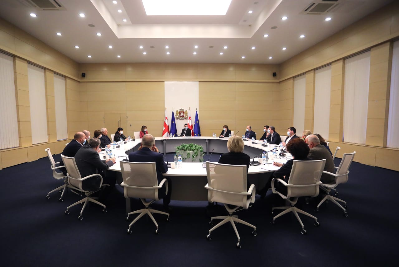 გიორგი გახარიამ ვაქცინაციისთვის მზადების საკითხები სპეციალური კომისიის წევრებთან განიხილა