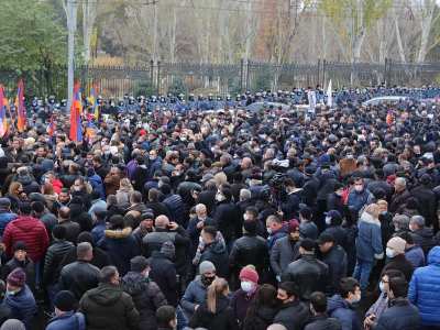 სომხეთში ანტისამთავრობო აქციის მონაწილეებს აკავებენ