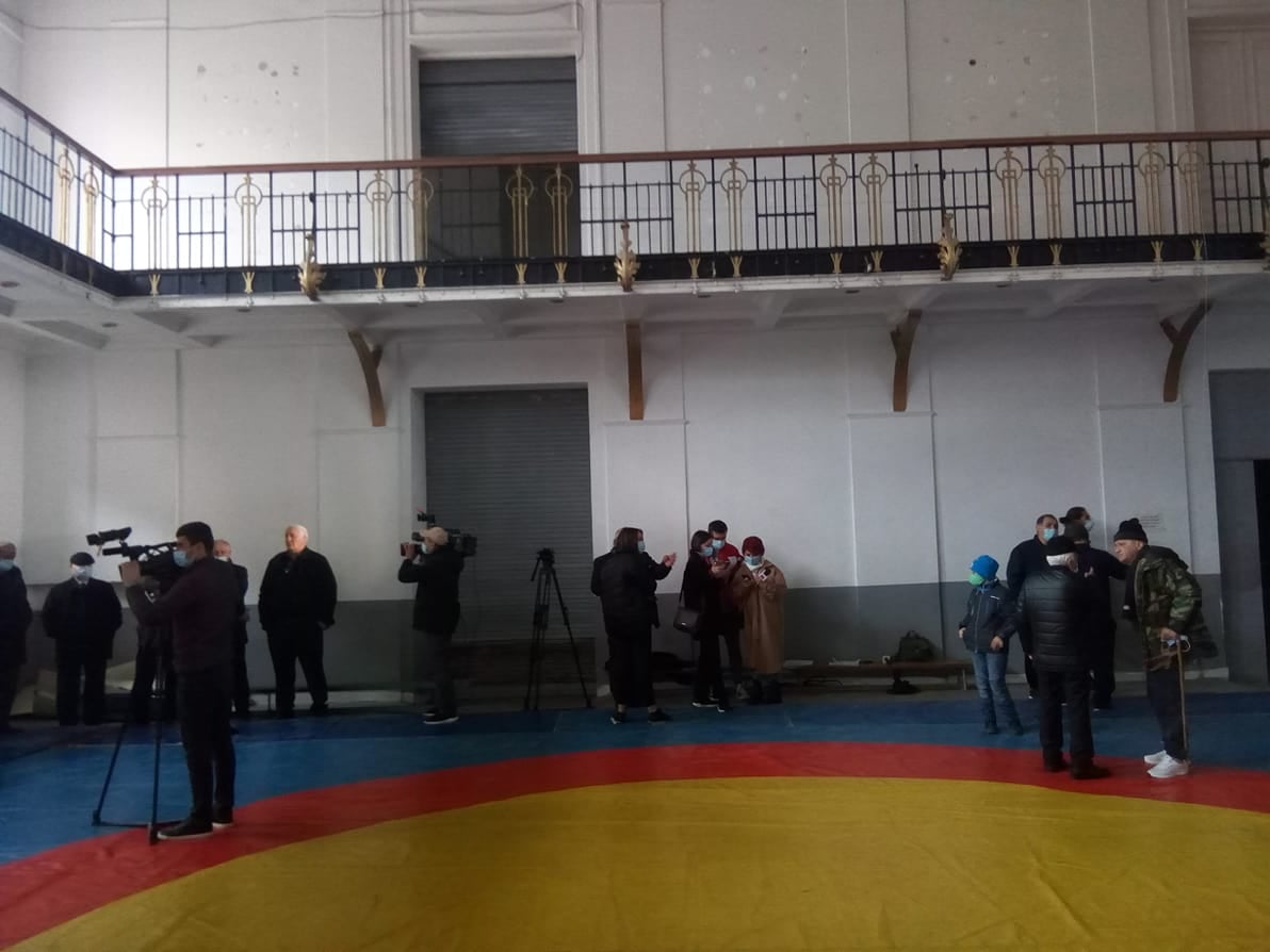 ვეტერანი სპორტსმენები სპორტსკოლის გასხვისებას აპროტესტებენ