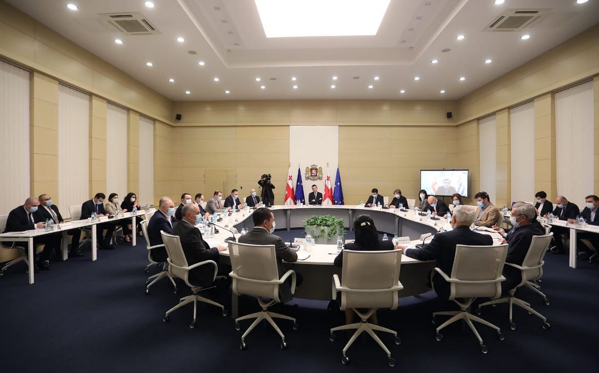 უწყებათაშორისი საკოორდინაციო საბჭოს გადაწყვეტილებით, დადებითობის მაჩვენებლის 4%-ის ფარგლებში შენარჩუნების შემთხვევაში, შეზღუდვების ეტაპობრივი მოხსნა გაგრძელდება