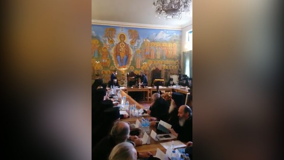 საპატრიარქო წმინდა სინოდის სხდომის კადრებს ავრცელებს