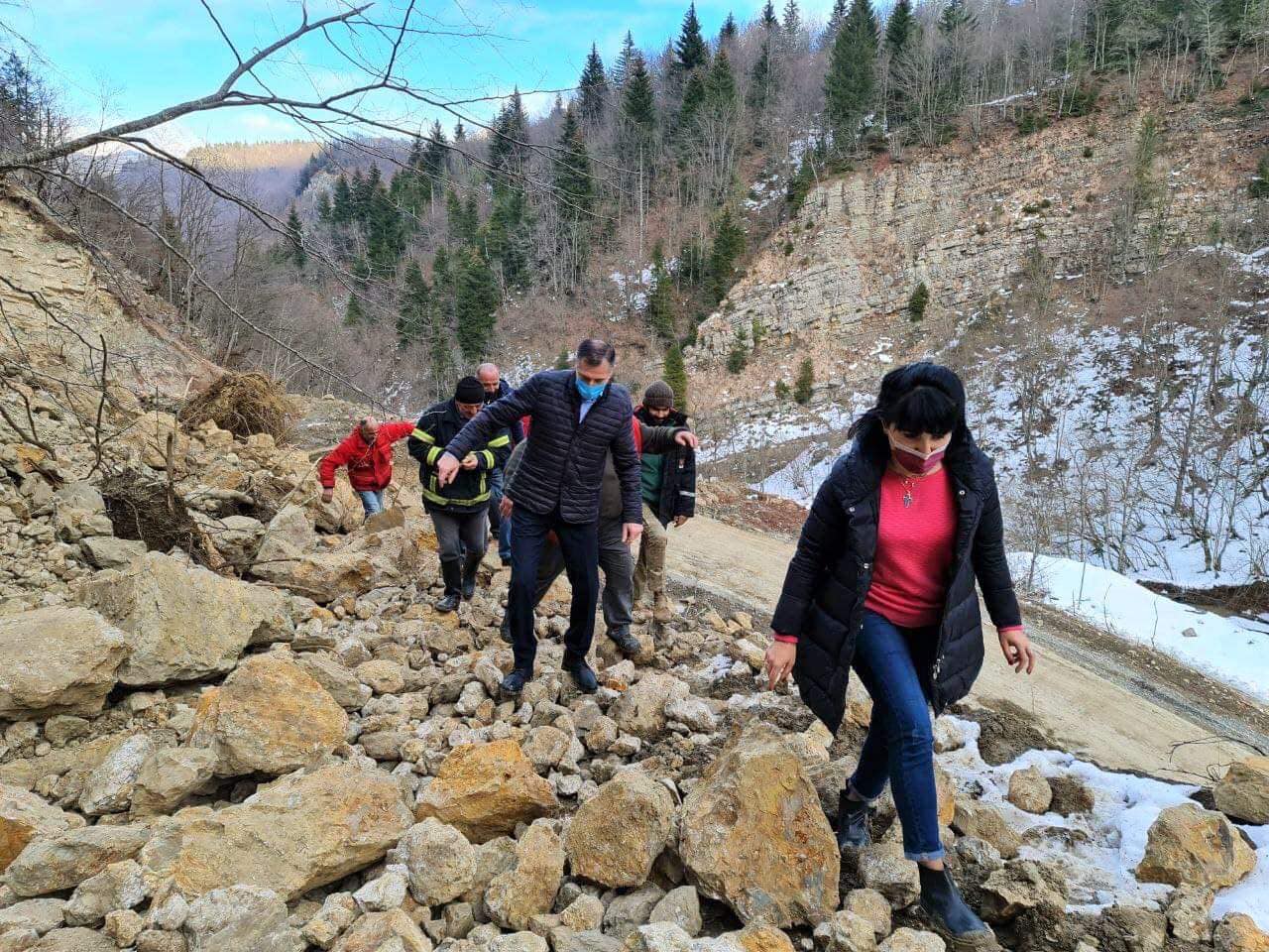 ონის მუნიციპალიტეტში, სოფელ ბაჯიხევის გზის ერთ-ერთ მონაკვეთზე მეწყერი ჩამოწვა