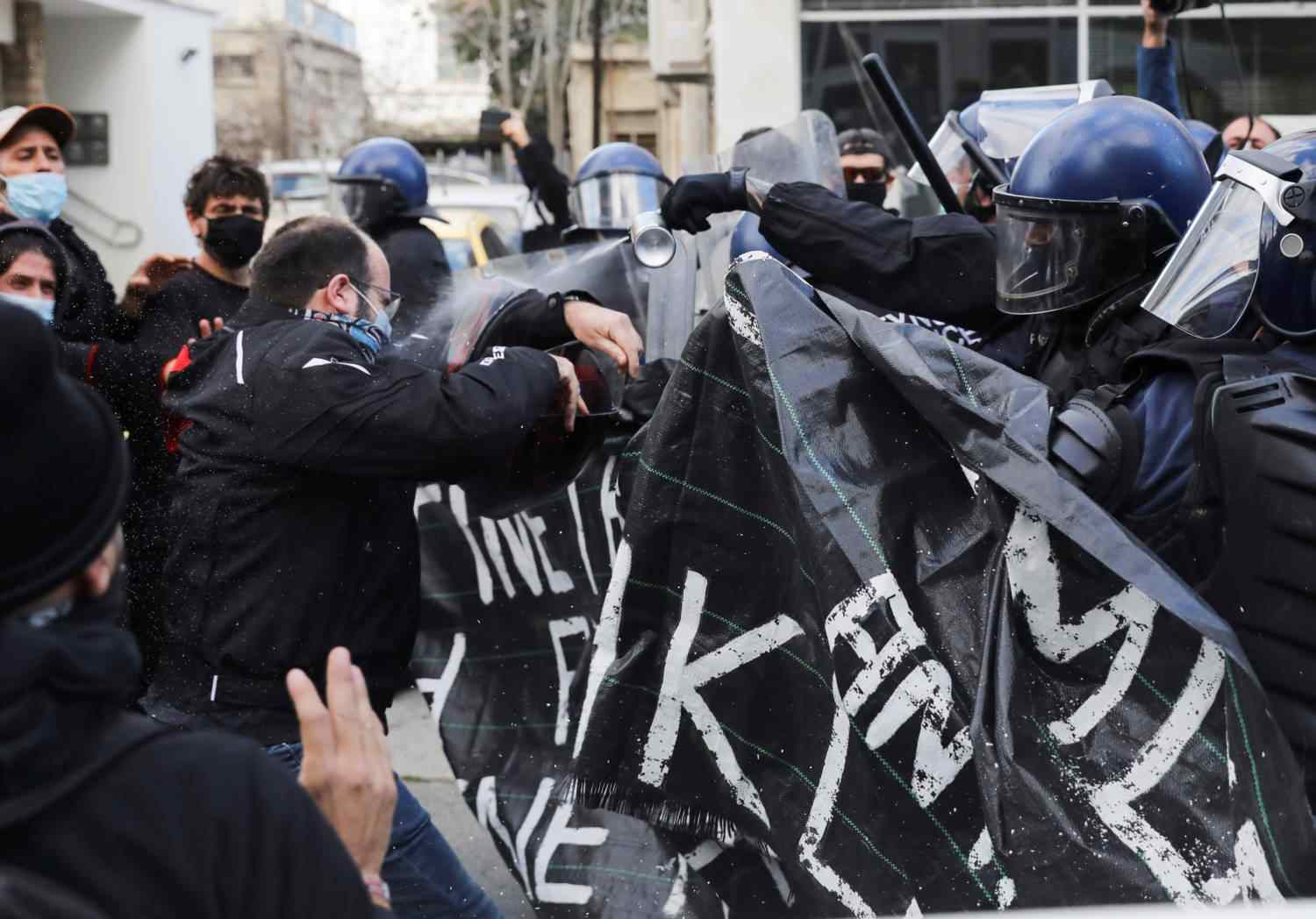 პოლიციამ კვიპროსში კარანტინის მოწინააღმდეგეთა აქციის დასაშლელად წყლის ჭავლი და ცრემლსადენი აირი გამოიყენა