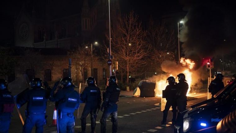 ესპანეთის ქალაქებში, რეპერ პაბლო ჰასელის მხარდამჭერ აქციებზე დემონსტრანტები პოლიციას დაუპირისპირდნენ