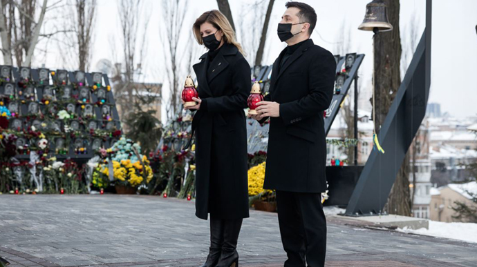 ვლადიმირ ზელენსკიმ მეუღლესთან ერთად 2014 წელს ევრომაიდანის დროს გარდაცვლილთა ხსოვნას პატივი მიაგო
