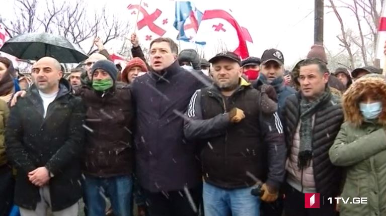 სასჯელაღსრულების N12 დაწესებულებასთან ნიკა მელიას მხარდამჭერებმა ჰიმნი შეასრულეს [ვიდეო]
