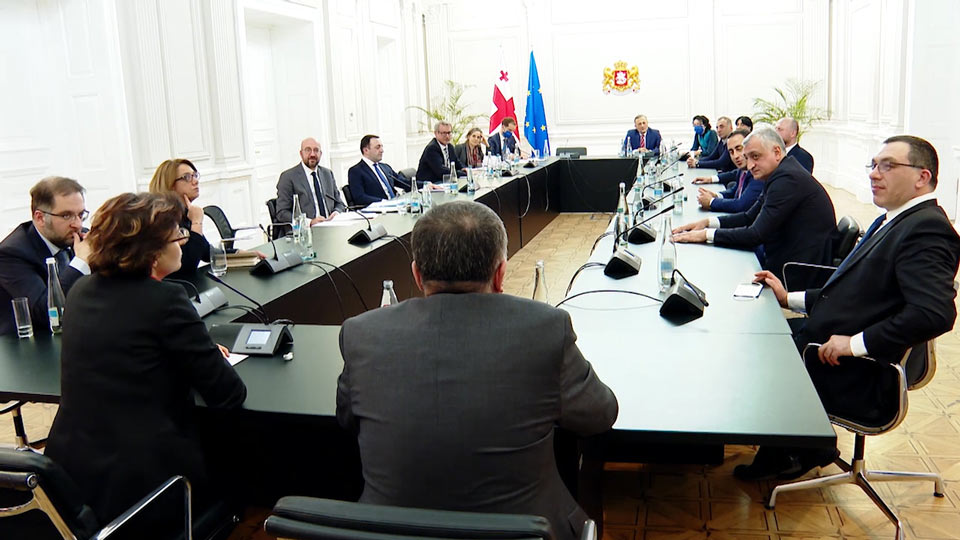 პრეზიდენტის ადმინისტრაცია ხელისუფლებისა და ოპოზიციის წარმომადგენლების შეხვედრის ფოტო და ვიდეომასალას ავრცელებს