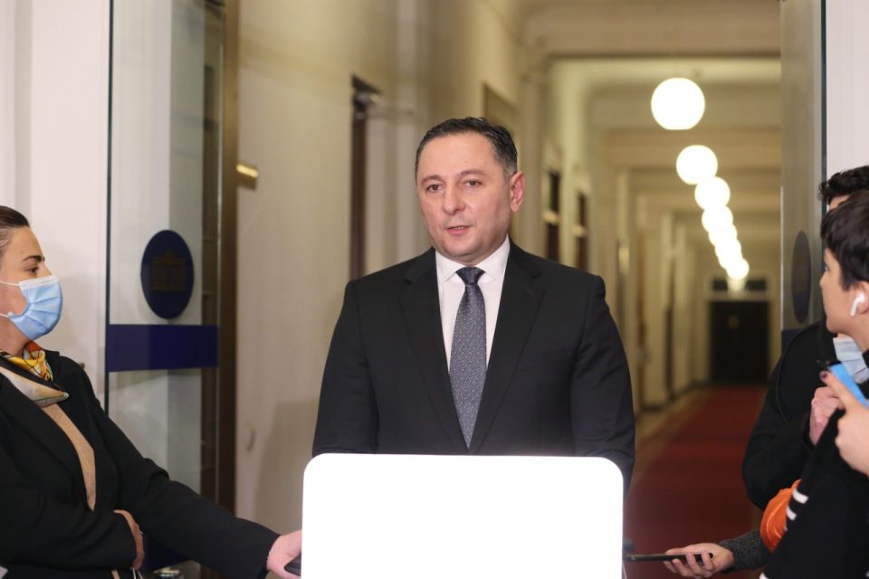 ვახტანგ გომელაური - ყველა ხედავთ, რაც ხდება, პოლიციელების საცხოვრებელ მისამართებზე, ოჯახებში მივარდნა, სამწუხაროა, დარწმუნებული ვარ, არც ერთ ქვეყანაში არ ხდება მსგავსი რამ