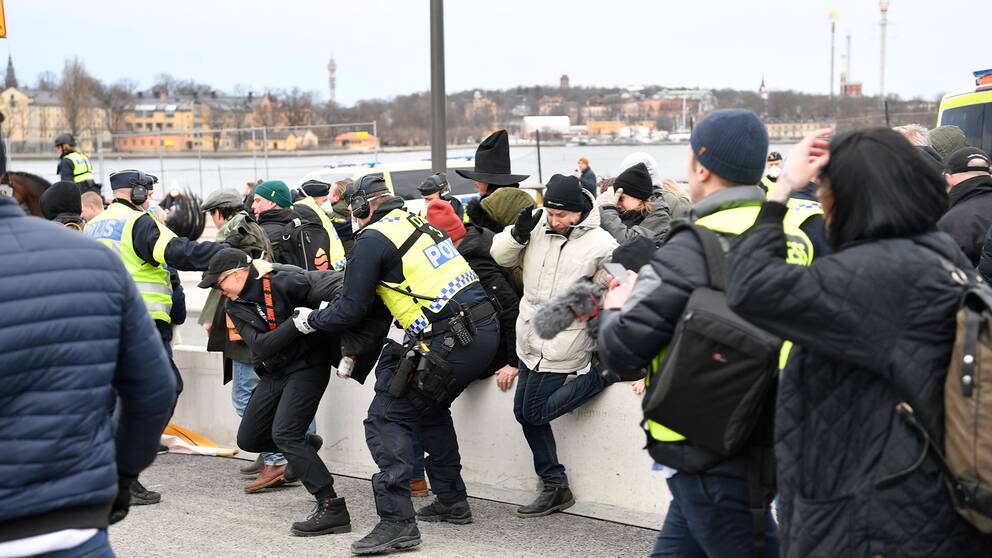 შვედეთის დედაქალაქში პოლიციამ კოვიდშეზღუდვების მოწინააღმდეგეთა აქცია ძალის გამოყენებით დაშალა