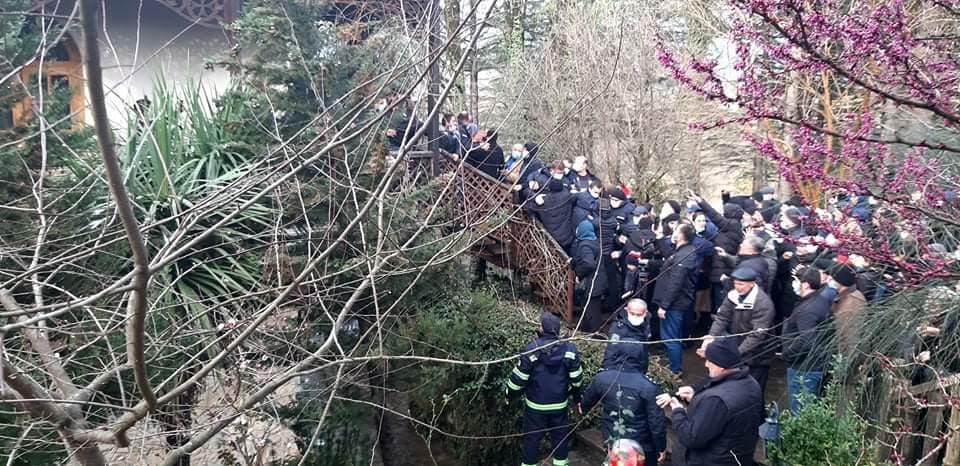 მარტვილისა და ჭყონდიდის ეპარქიაში დაპირისპირების დროს რამდენიმე ადამიანი დაშავდა [ვიდეო]