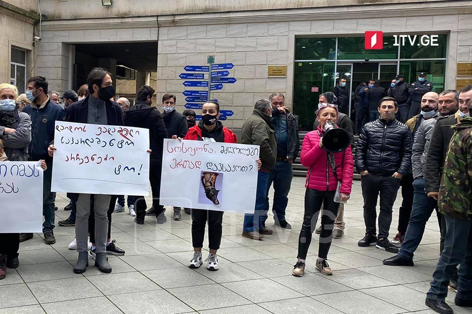 ქუთაისში, მერიის შენობასთან ოპოზიციური პარტიების წარმომადგენლები აქციას მართავენ