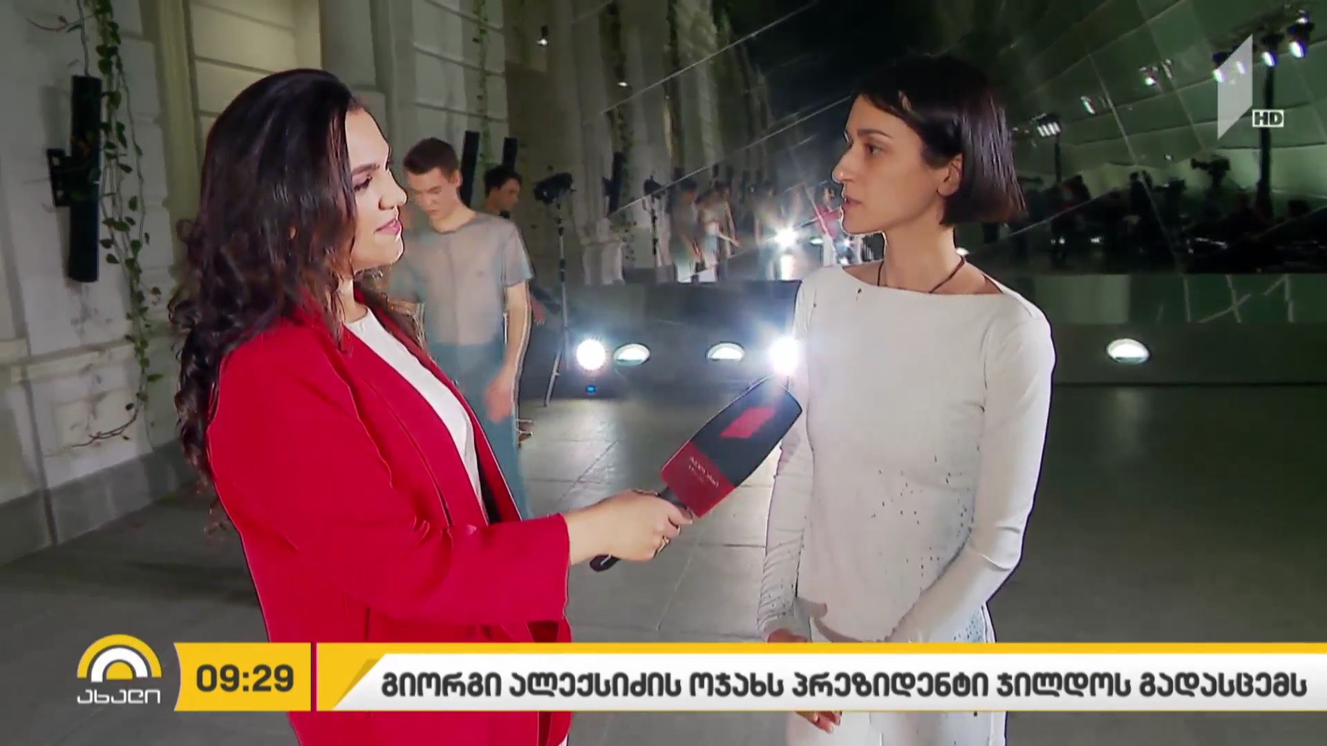 გიორგი ალექსიძის ოჯახს პრეზიდენტი ჯილდოს გადასცემს
