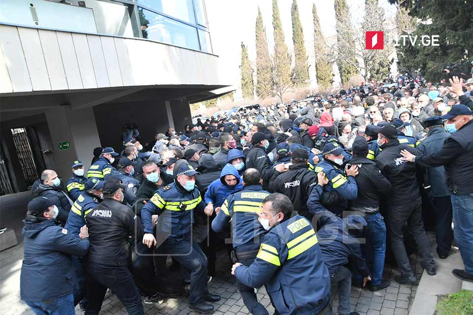 დაძაბულობა რაგბის კავშირის არჩევნებისას - ირაკლი აბუსერიძის მომხრეებმა პოლიციის კორდონის გარღვევა და დარბაზში შეღწევა სცადეს [ფოტო] #1TVSPORT