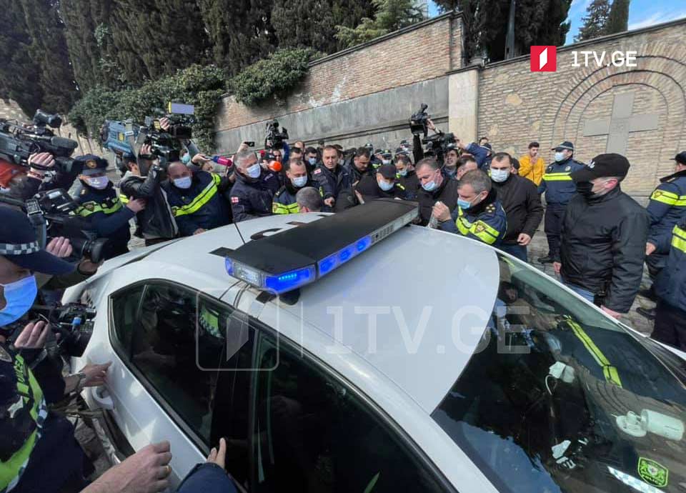 „ქართული ოცნების“ ოფისთან პოლიციისადმი დაუმორჩილებლობისა და ხულიგნობის ბრალდებით აქციის ექვსი მონაწილე დააკავეს