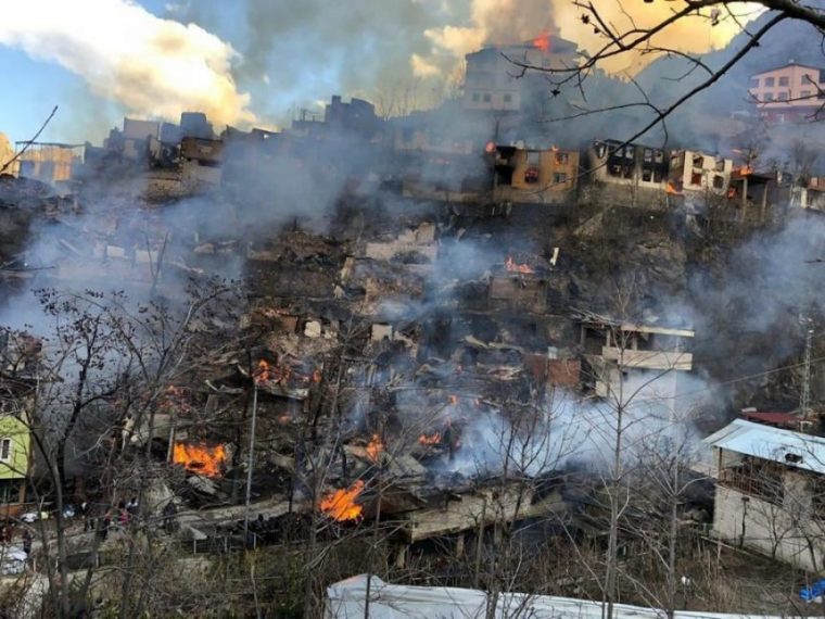 თურქეთში, იუსუფელის რაიონში მასშტაბური ხანძრის შედეგად 100-მდე შენობა დაიწვა