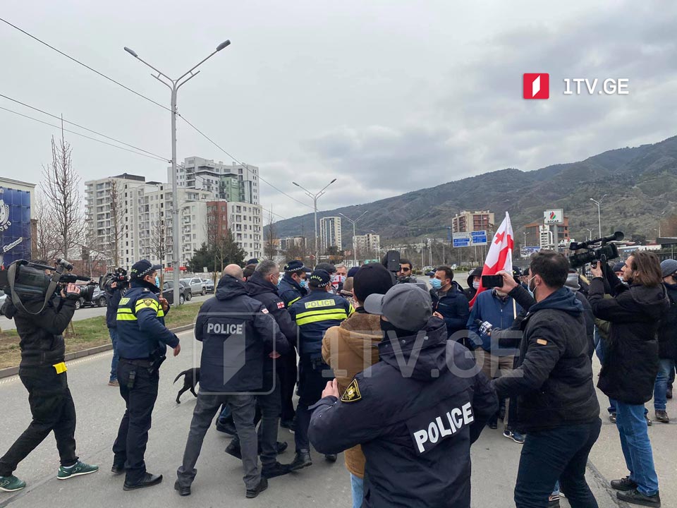 „ნაციონალური მოძრაობის“ წარმომადგენლები შსს-სთან აქციებს მართავენ