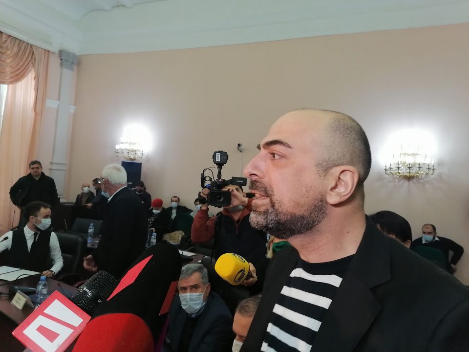 ბათუმის საკრებულოს სხდომაზე, სადაც სასტუმრო „ლემერიდიანისთვის“ სანაპიროს გარკვეული ტერიტორიის იჯარით გადაცემა უნდა განიხილონ, ხმაურია