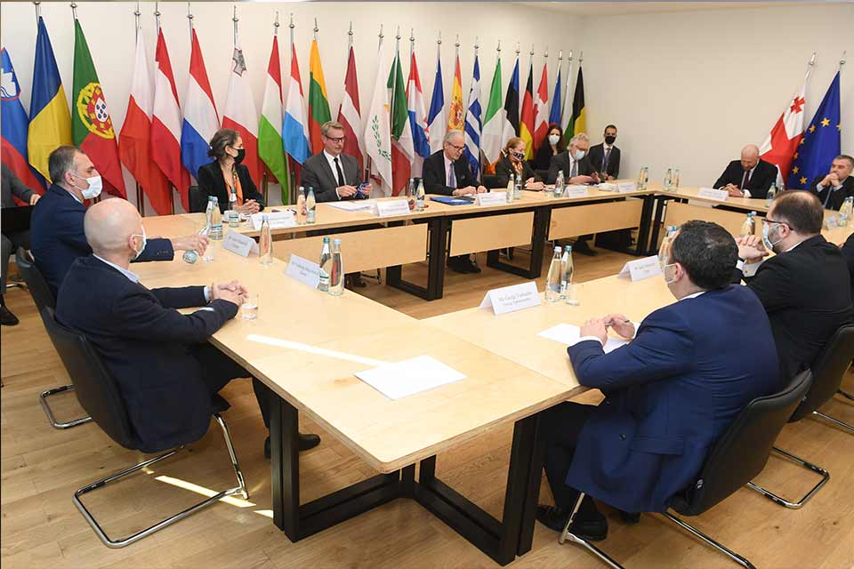 ოპოზიციისა და ხელისუფლების წარმომადგენლები კრისტიან დანიელსონთან ერთობლივ შეხვედრას მართავენ