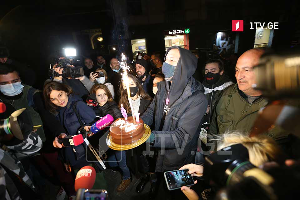 აქციის მონაწილეებმა სასტუმრო „რუმსთან“, სადაც ვლადიმერ პოზნერი და მისი სტუმრები იმყოფებიან, ტორტი მიიტანეს