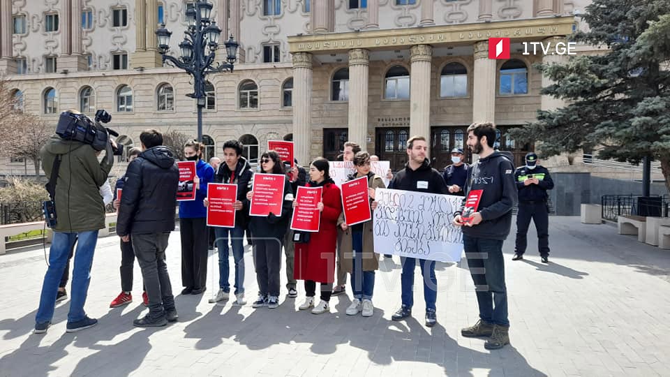 თბილისის საქალაქო სასამართლოს ეზოში მოძრაობა „სირცხვილიას“ წარმომადგენლებმა აქცია-პერფორმანსი გამართეს