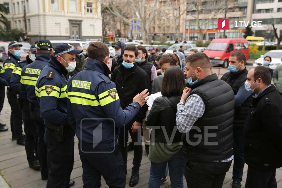 ტექნიკური უნივერსიტეტის სტუდენტები და არასამთავრობო სექტორის წარმომადგენლები აქციას მართავენ
